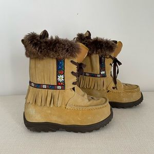 Burton x Manitobah Mukluks RARE Momento *Snowboarding Moccasin Boots Womens 9